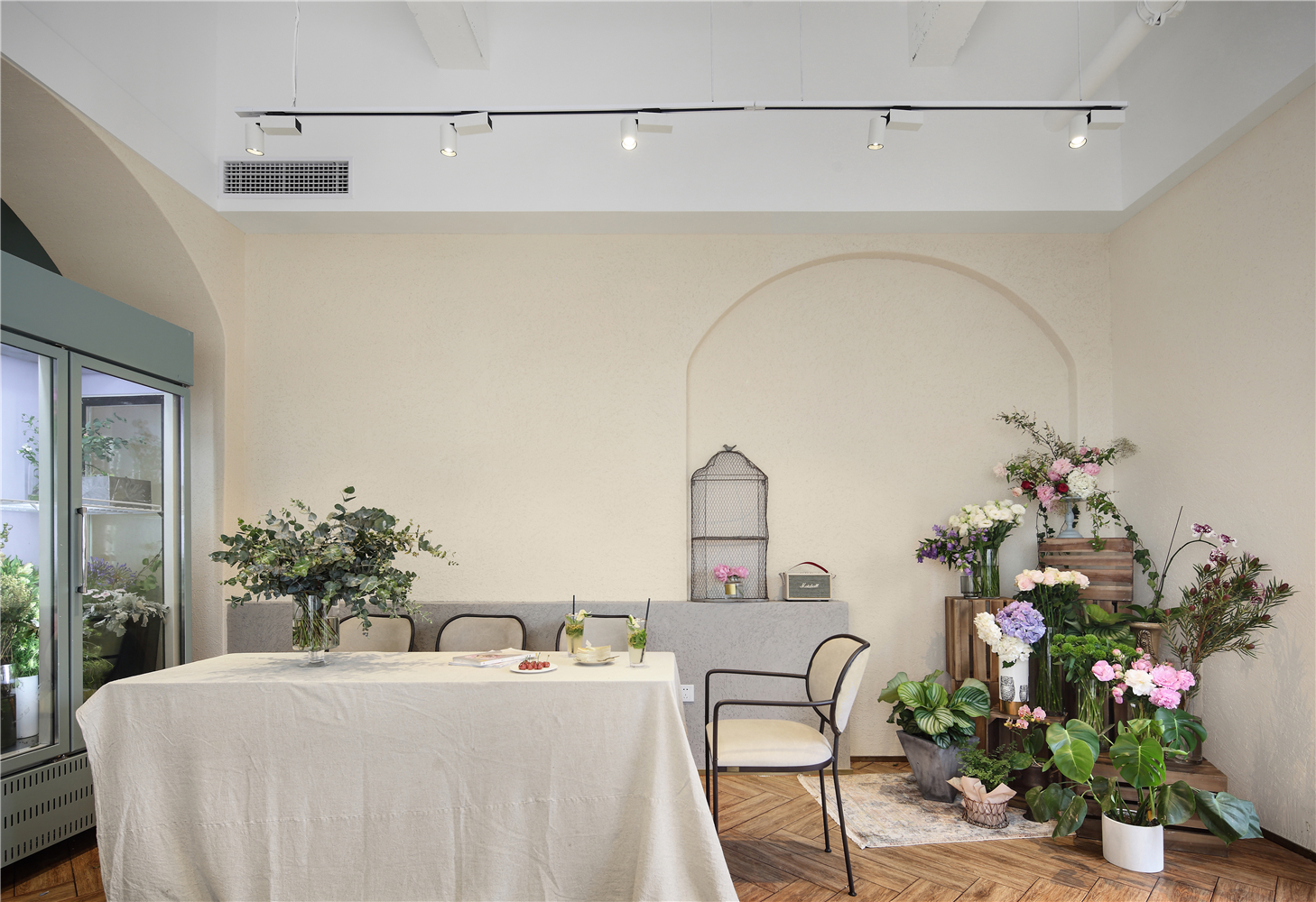 閔行區(qū)100平花店辦公室裝修設(shè)計(jì)案例-第2張圖片-上海古都建筑設(shè)計(jì)集團(tuán) 閔行區(qū)100平花店辦公室裝修設(shè)計(jì)案例-第2張圖片-上海古都建筑設(shè)計(jì)集團(tuán)