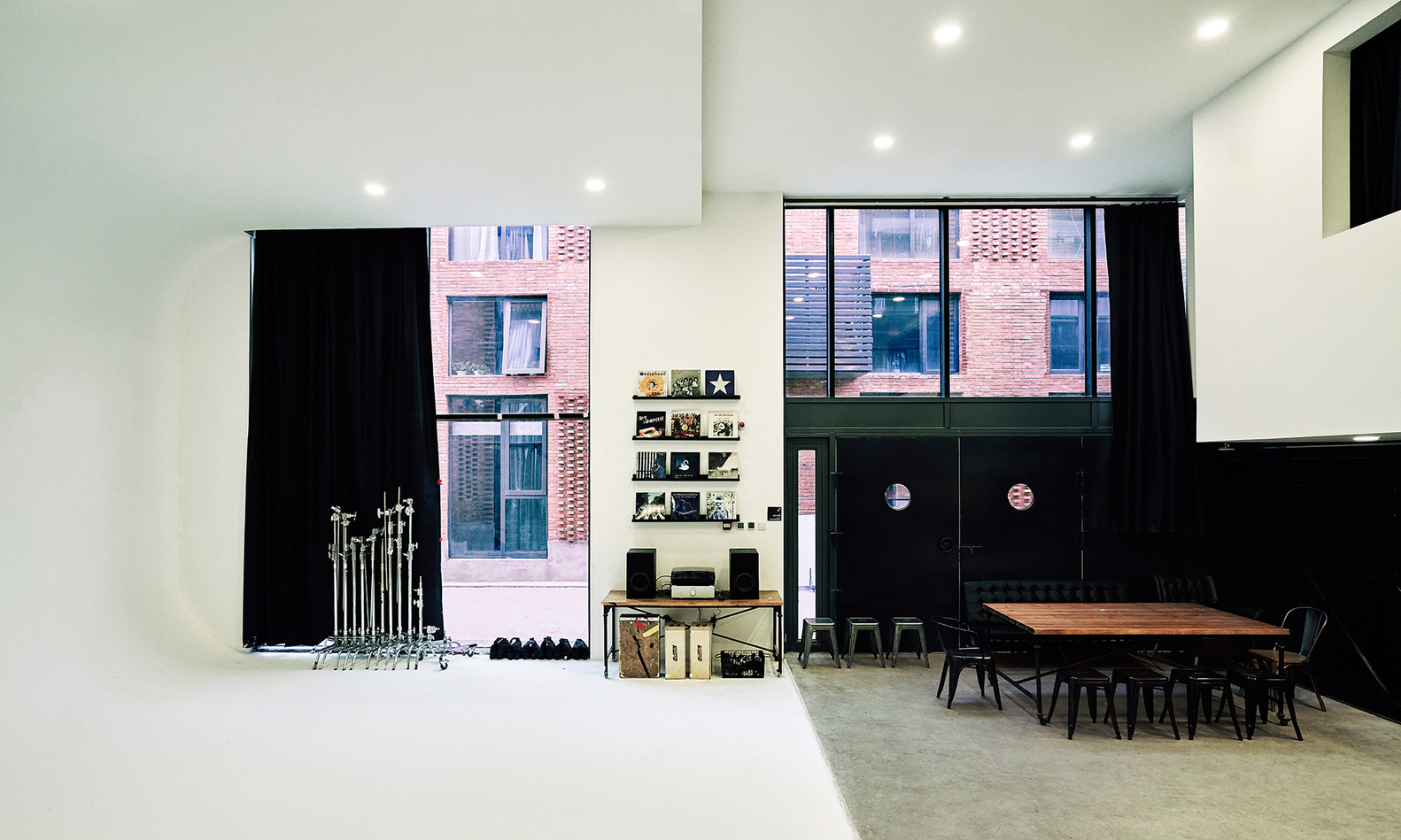 閔行區(qū)120平黑白色調(diào)攝影棚辦公室裝修設(shè)計-第4張圖片-上海古都建筑設(shè)計集團 閔行區(qū)120平黑白色調(diào)攝影棚辦公室裝修設(shè)計-第4張圖片-上海古都建筑設(shè)計集團