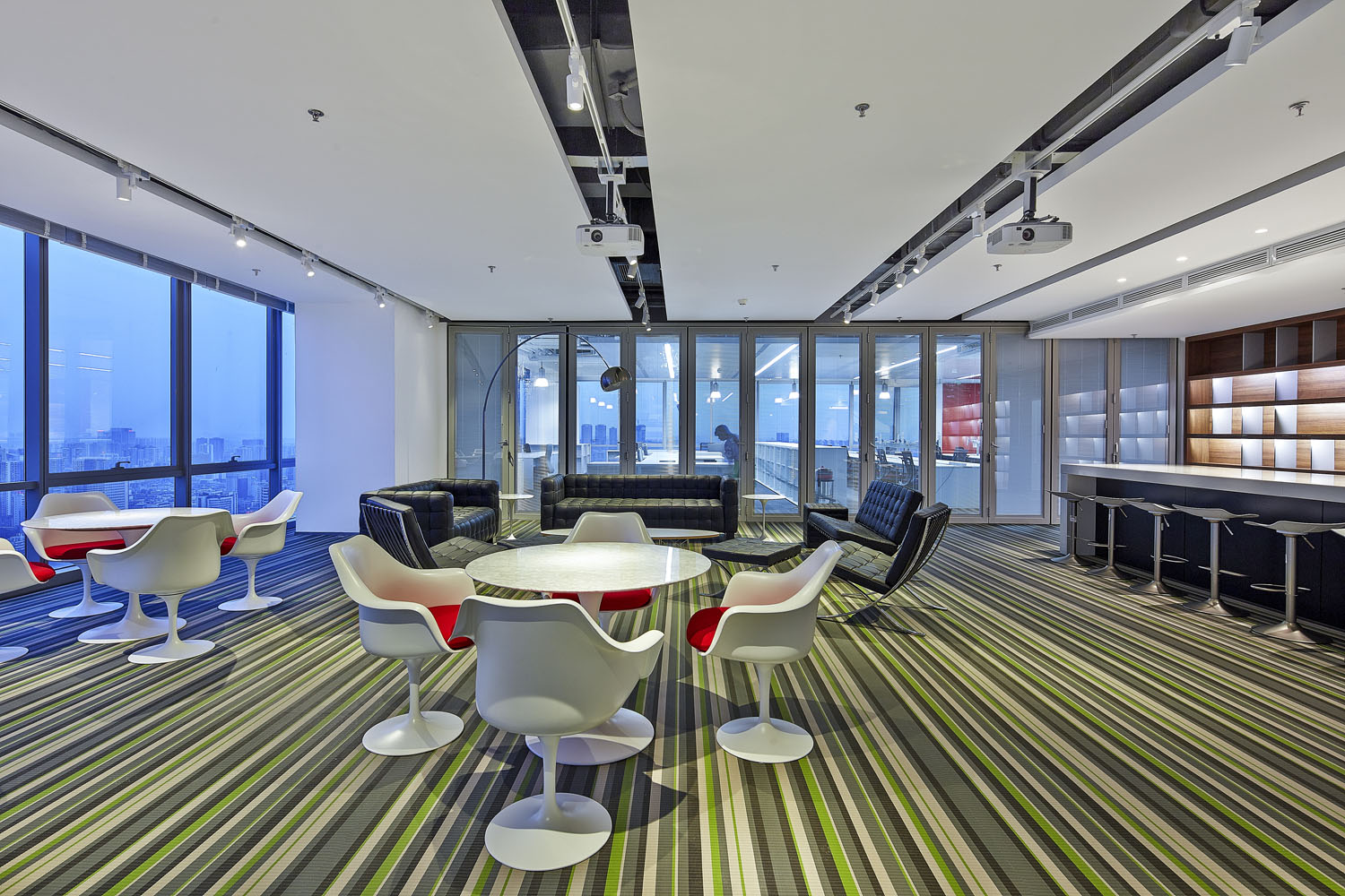 現(xiàn)代科技風辦公室裝修設(shè)計效果圖-第14張圖片-上海古都建筑設(shè)計集團