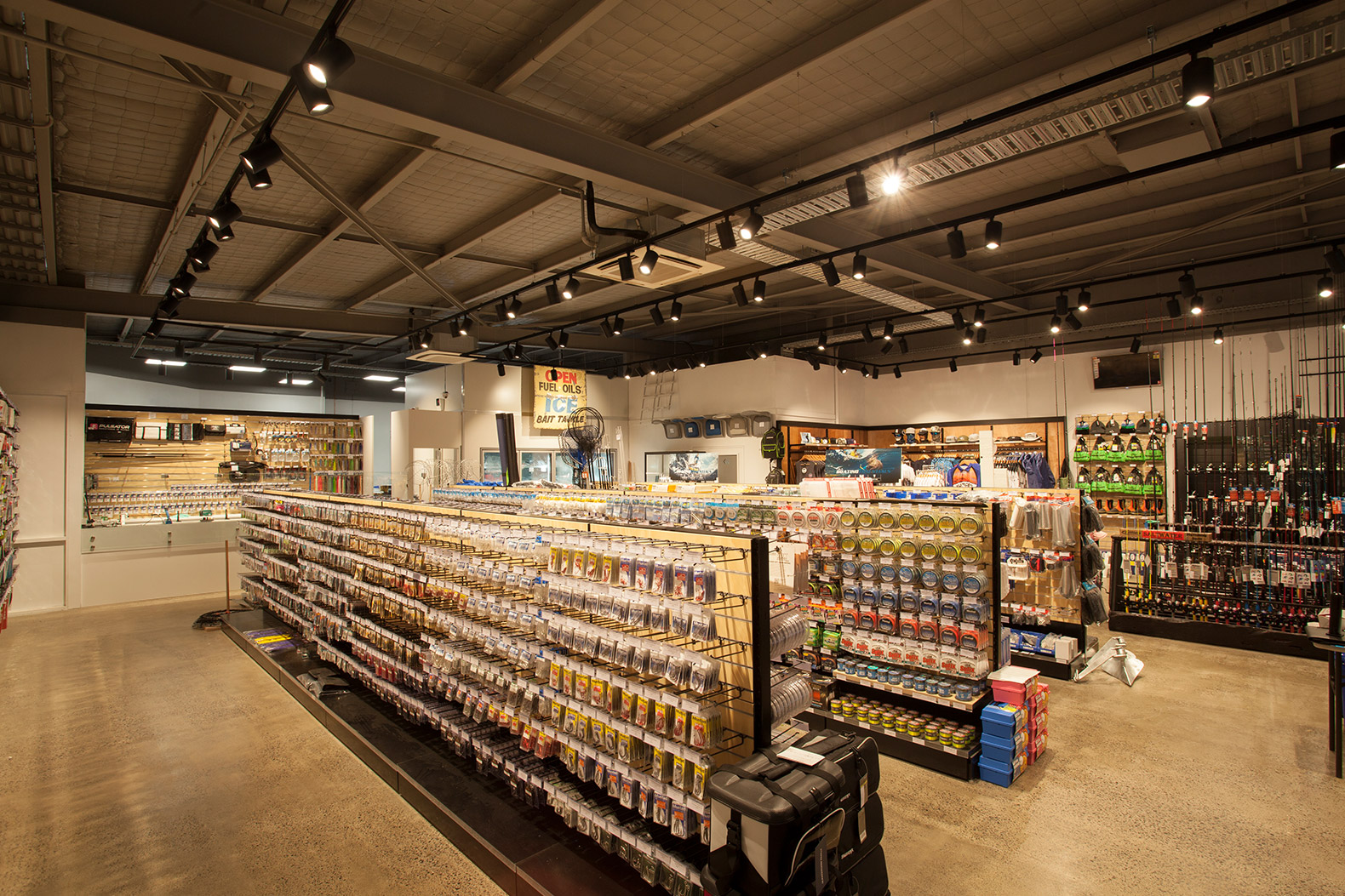 原木工業(yè)風漁具店裝修設(shè)計-第1張圖片-上海古都建筑設(shè)計集團