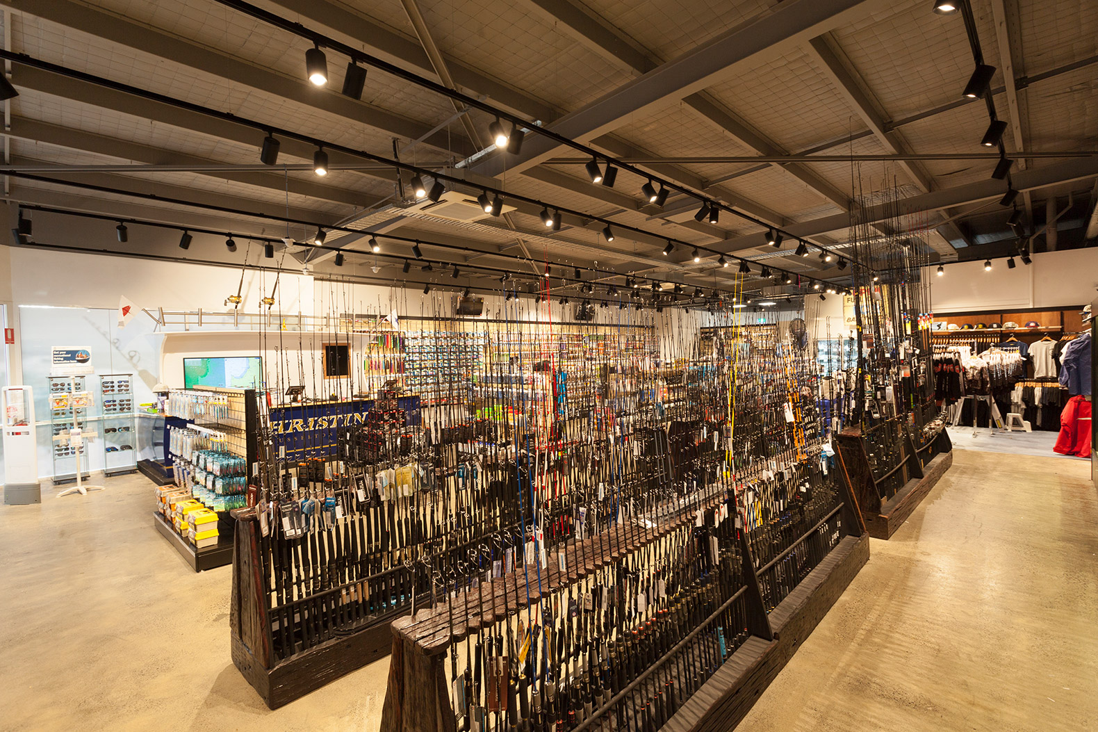 原木工業(yè)風漁具店裝修設(shè)計-第4張圖片-上海古都建筑設(shè)計集團